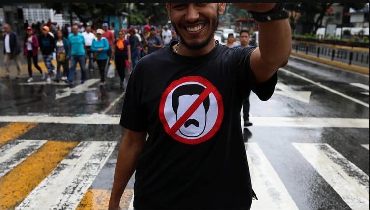 Венецуела: Најмање 16 особа погинуло у сукобима током антивладиних протеста (видео)