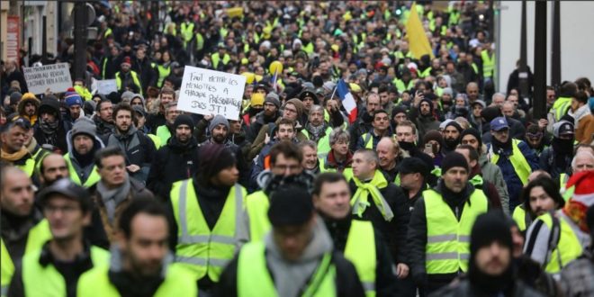 Протест "Жутих прслука": Оклопна возила и 5.000 полицајаца на улицама Париза (видео)