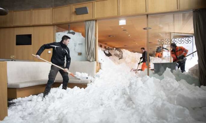 Снег паралисао делове Европе, лавина се сручила на хотел (видео)