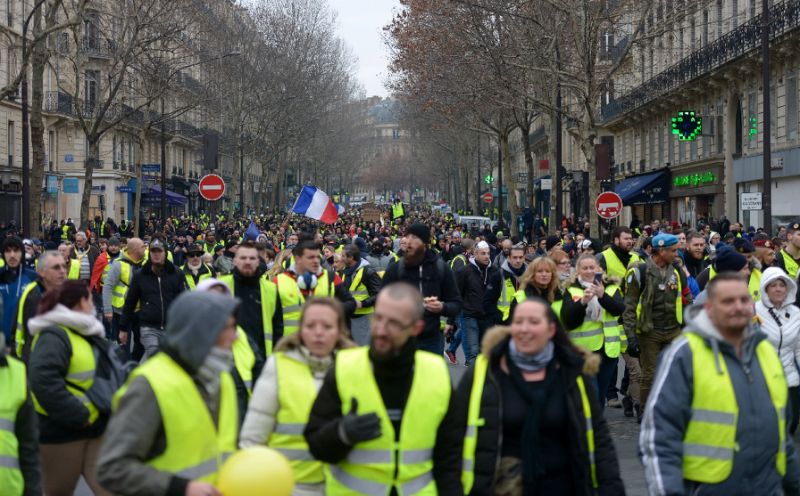 Жути прслуци поново на улицама широм Француске (видео)