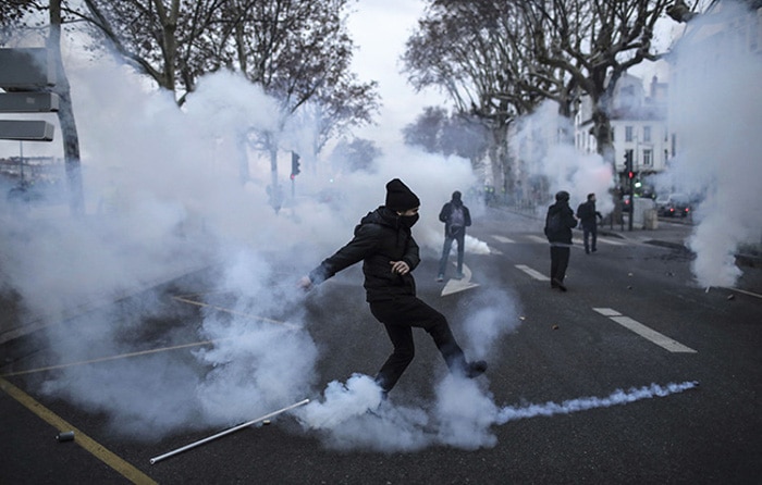 Биланс 11 субота француских протеста: 10 погинулих, 2000 повређених „жутих“ и око 1000 полицајаца