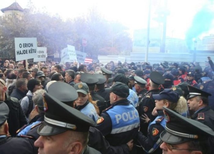 Хиљаде демонстраната опколиле зграду парламента у Тирани (видео)