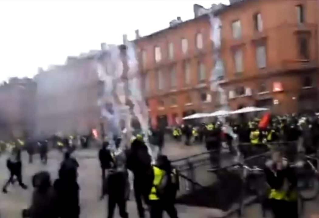 Француски глобалистички режим буквално бомбардује "Жуте прслуке" гасом! (видео)