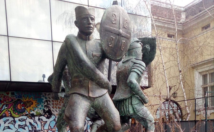 Споменик јунацима Кошара остављен на улици јер напредну банду заболе ......