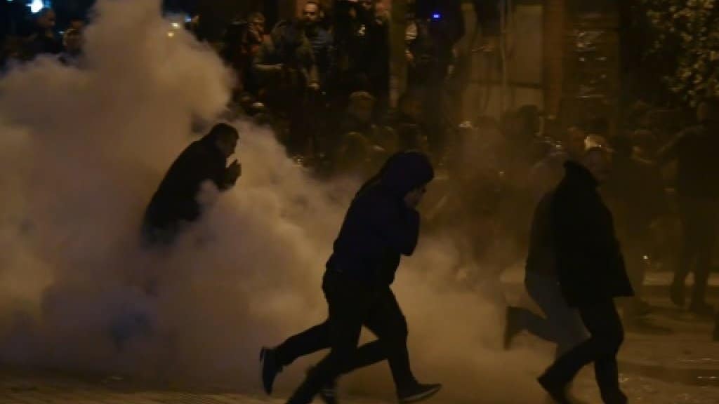 Тирана: Албанска полиција растерала сузавцем демонстранте опозиције окупљене испред парламента (видео)