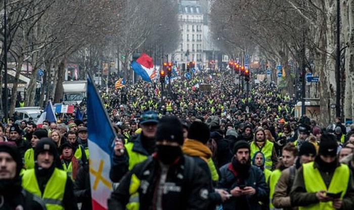 Већ 13. пут: Протести „Жутих прслука“ у Паризу (видео)