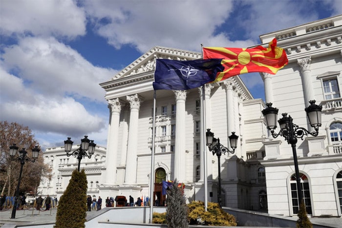 НАТО застава се вијори испред владе Македоније