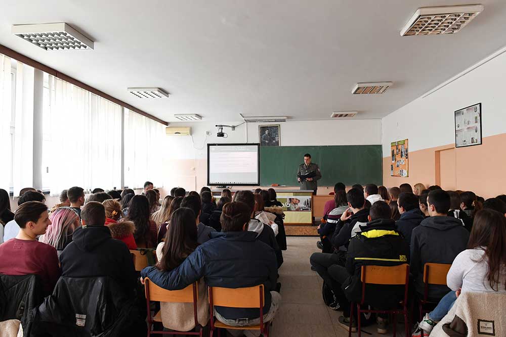Србија: Хиљаду наставника без праве дипломе