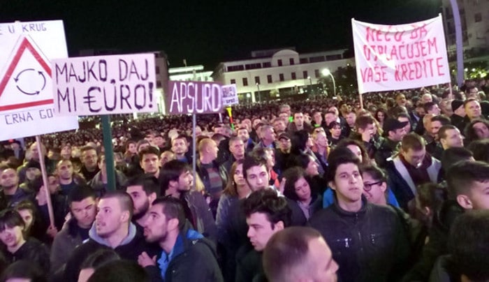 Црна Гора: Оставке, или дижу буну