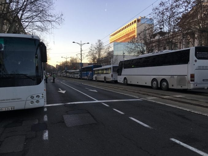 ХАОС У НИШУ: Више од 300 аутобуса довезло људе из других градова да кличу Вучићу, сви добијају сендвич и воду