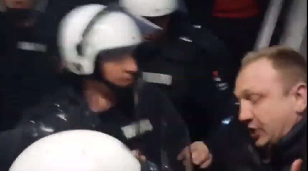 Полиција на силу избацује народ из РТС-а (видео)