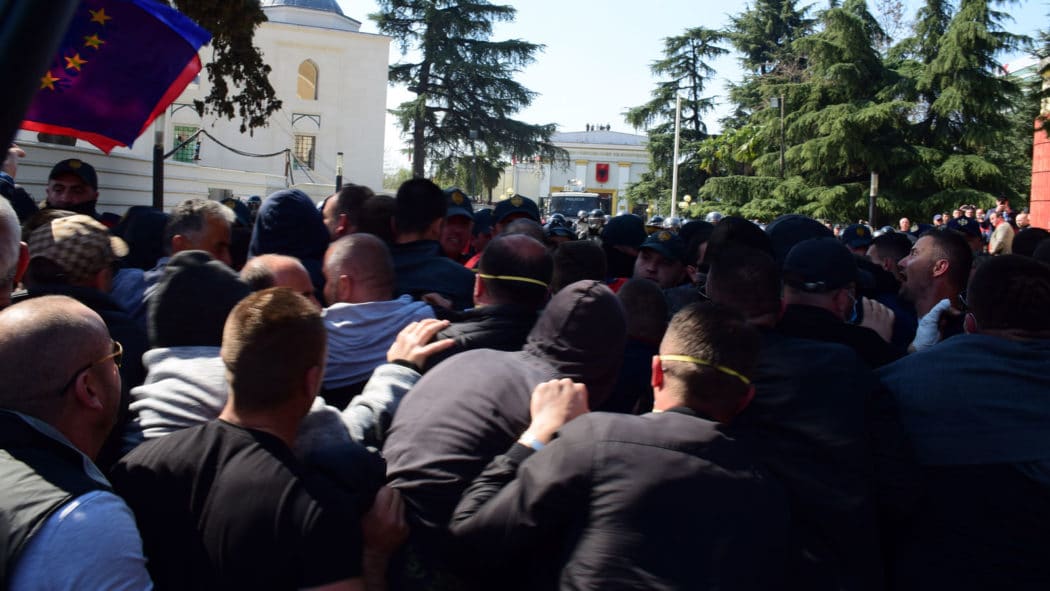 Хаос у Тирани: Демонстранти покушали да уђу у парламент, сукоб са полицијом (видео)