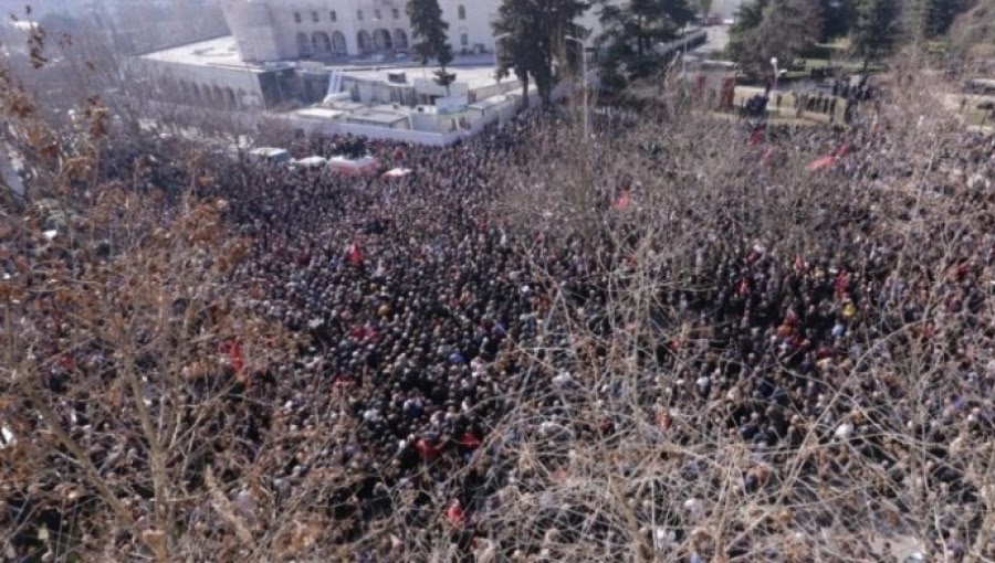 Опсадно стање у Тирани, демонстранти опколили парламент (видео)