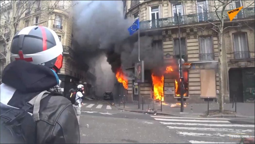 Поново гори Париз: Сукоби на улицама, полиција употребила водене топове (видео)