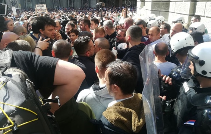 Београд: Сукоби народа са Жандармеријом, бачен сузавац на демонстранте… (видео)