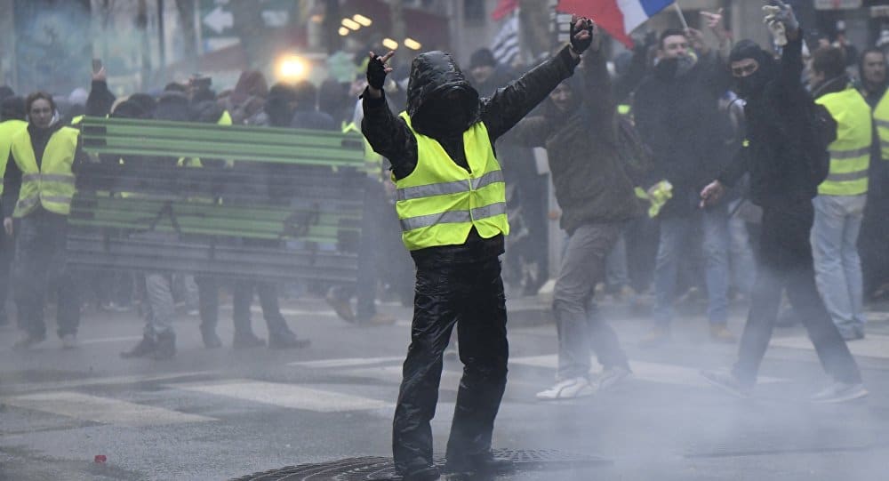 „Жути прслуци“ поново на улицама Париза, Макрон довео војску (видео)