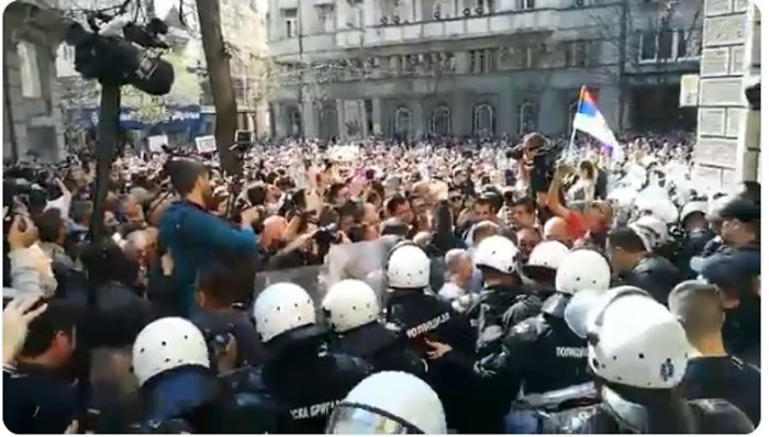 Београд: Народ скандира полицији УХАПСИТЕ ВУЧИЋА!!! (видео)