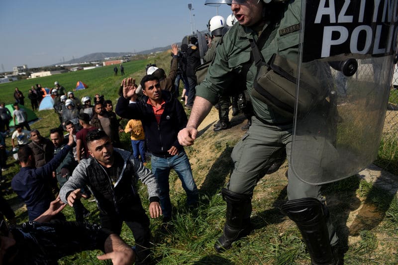 Мигранти се спремају за покрет, Грчка прети казнама