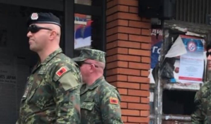 Погледајте како се албанска војска шета по Косовској Митровици док Вучић јури фашисте у Београду (видео)