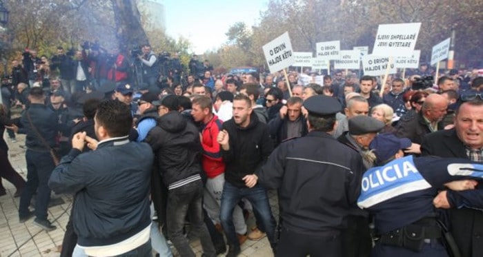 Сукоби полиције и демонстраната на протестима у Тирани