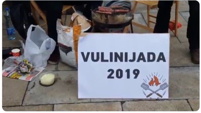 Испред Народне скупштине Републике Србије студенти су организовали Вулинијаду 2019!