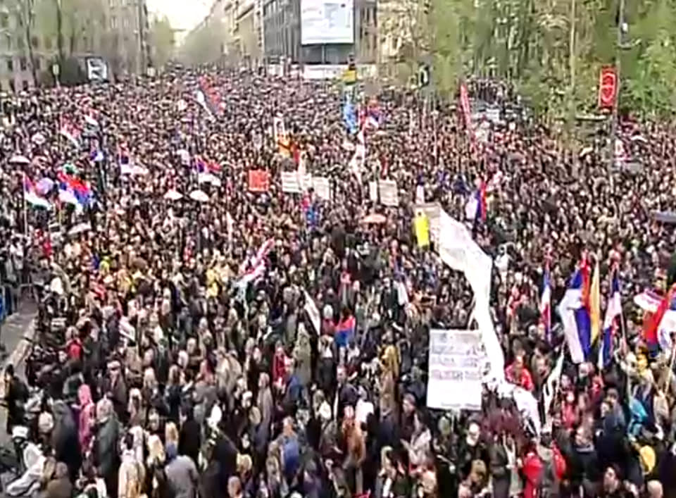Најмасовнији протест опозиције до сада, у Београду испред скупштине преко 80.000 људи (видео)