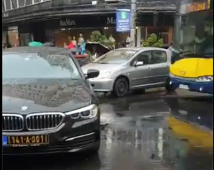 БАХАТО! Возач црногорске амбасаде направио саобраћајни колапс у Београду (видео)