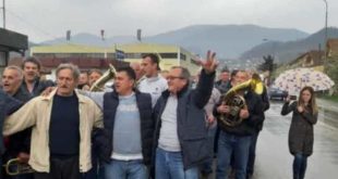 Радници фабрике из Ивањице после отказа фирму напустили уз музику! (видео)
