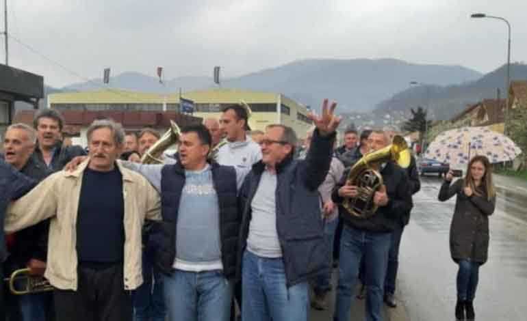 Радници фабрике из Ивањице после отказа фирму напустили уз музику! (видео)