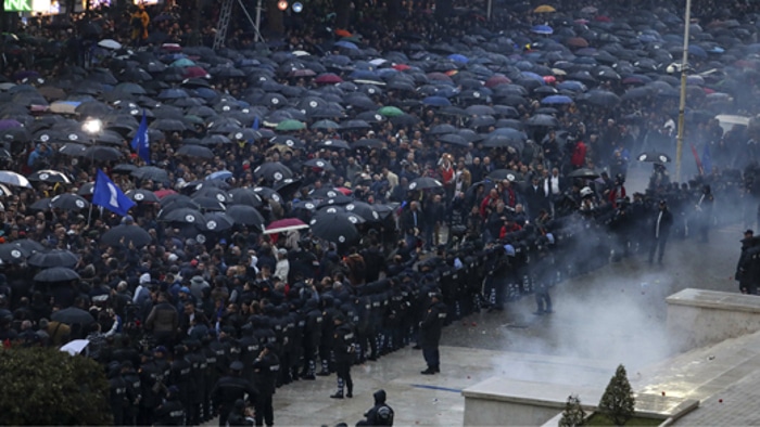 Албанија: Хиљаде демонстраната протестовало у Тирани, сукобили се са полицијом
