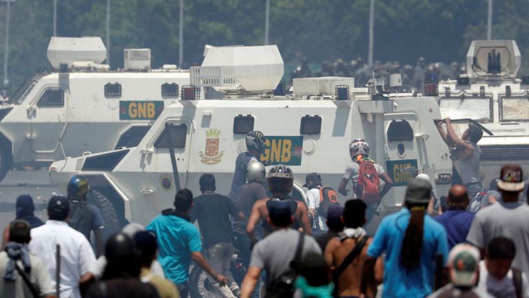 ПРОПАО ПУЧ У ВЕНЕЦУЕЛИ: Гваидо побегао из Каракаса, његови сарадници и дезертери траже азил по западним амбасадама