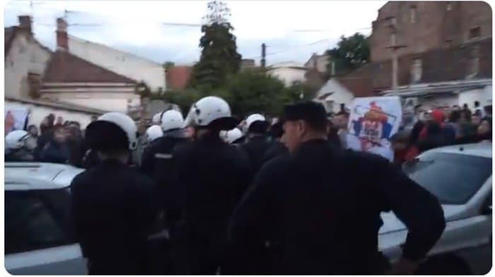 Јаке полицијске снаге растерале групу навијача који су хтели упадну на фестивал "Мирдита, добар дан" (видео)
