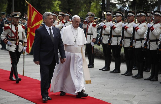 Папа стигао у Скопље, служи мису на Тргу Македоније