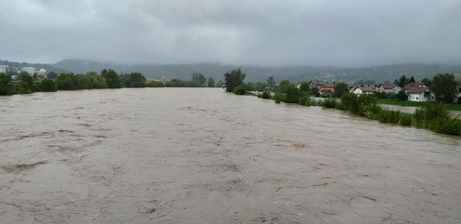Поплаве у БиХ: 400 кућа под водом, покренута клизишта