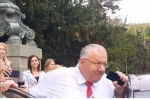 Вучић послао Шешеља да провоцира народ окупљен испред скупштине (видео)
