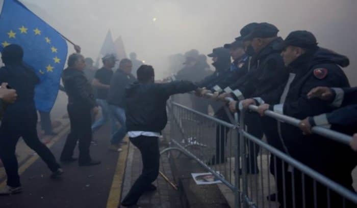 НАПЕТО У АЛБАНИЈИ: Опсадно стање снага безбедности због протеста опозиције