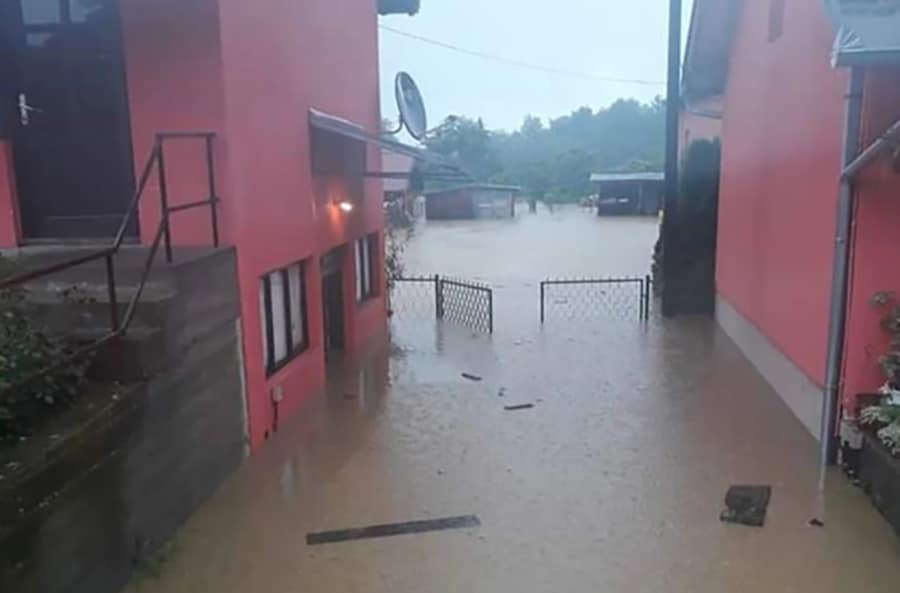 Поплаве: Kатастрофа у Лучанима, “потоп” у Kраљеву, критично и у Новом Пазару (видео)