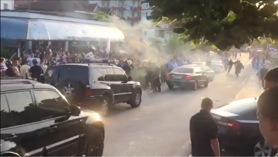 Шиптари камењем засули конвој аутомобила Едија Раме (видео)