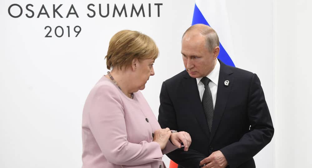 ПРСЛА? Приликом сусрета са Путином Меркел уопште није знала да се налази (видео)