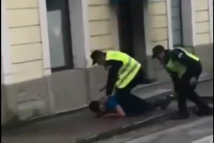 Бихаћ пред експлозијом насиља због миграната, полиција батина мигранте по улици (видео)