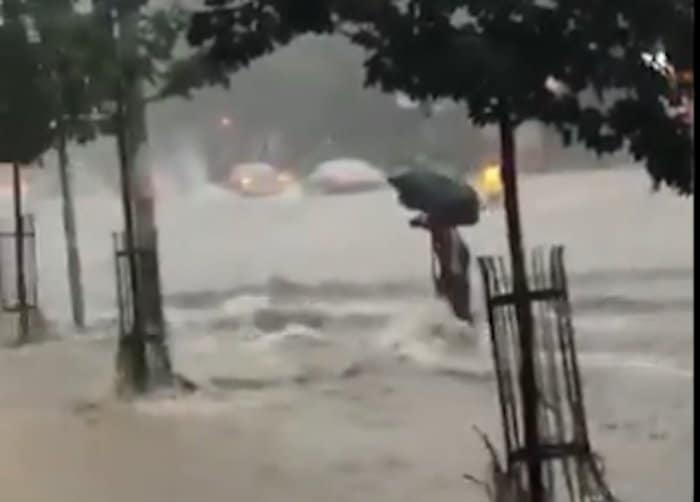 Београд тотално поплављен, читави делови града под водом, затворен аутопут (фото, видео)