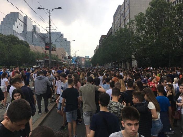 АKО НЕ УKИНУ ПРИЈЕМНИ – СУТРА ЦЕЛА СРБИЈА ПРОТЕСТУЈЕ: Ђаци излазе на улице градова у 13 часова!