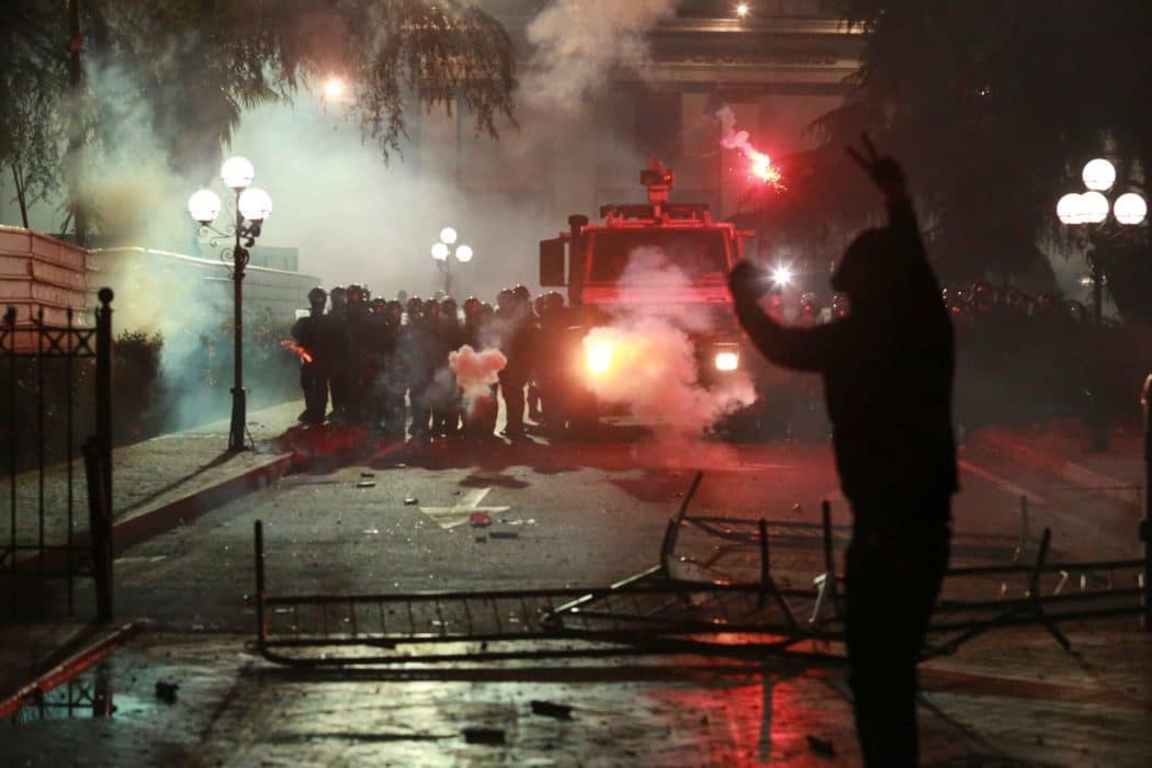 Хаос у Тирани: Демонстранти кроз сузавац јуришали на парламент, има повређених (видео)