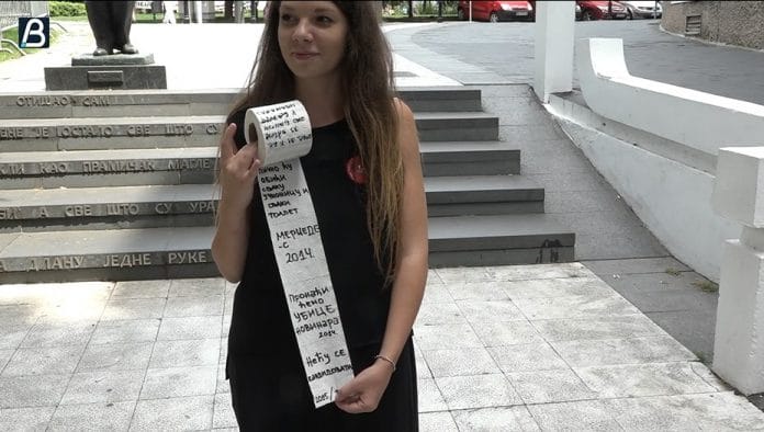 Студенти испред Председништва приказали Вучићеве лажи на тоалет папиру
