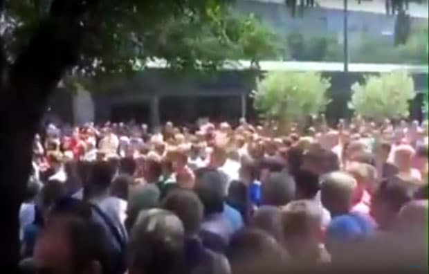 Мостар: Радници напали Драгана Човића и бацали флаше, има повређених (видео)