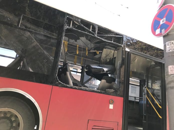 Београд: Експлозија у аутобусу, пет особа повређено, жена с тежим повредама главе