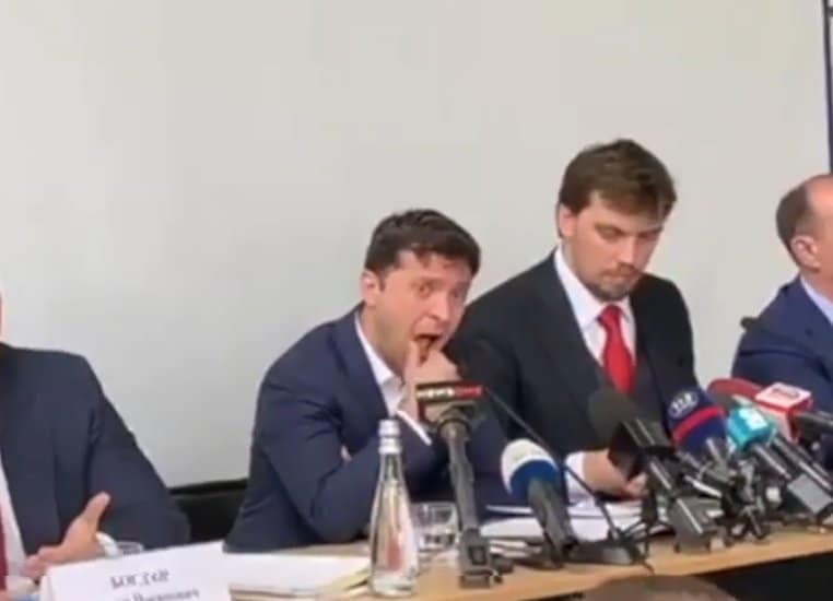 Оживела сумњичења за председника Украјине Зеленског да је „на кокаину“ (видео)