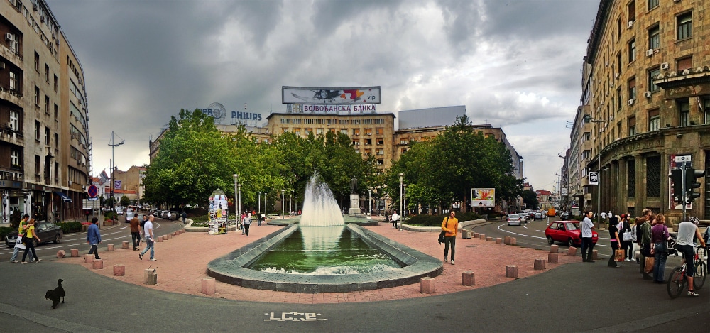 Београд: Напредни идиоти са Трга Николе Пашића уклањају легендарну фонтану!