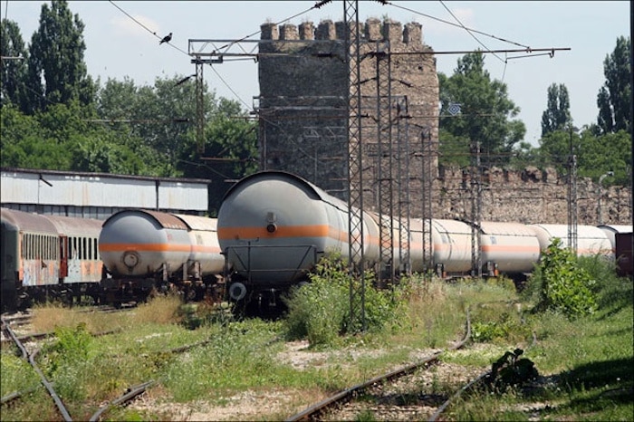 СКАНДАЛ: Цурео гас из цистерне на железничкој станици у Смедереву