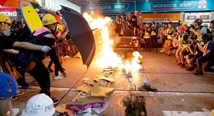 Пекинг демонстрантима у Хонгконгу: Ко се игра ватром, ватра ће га прогутати